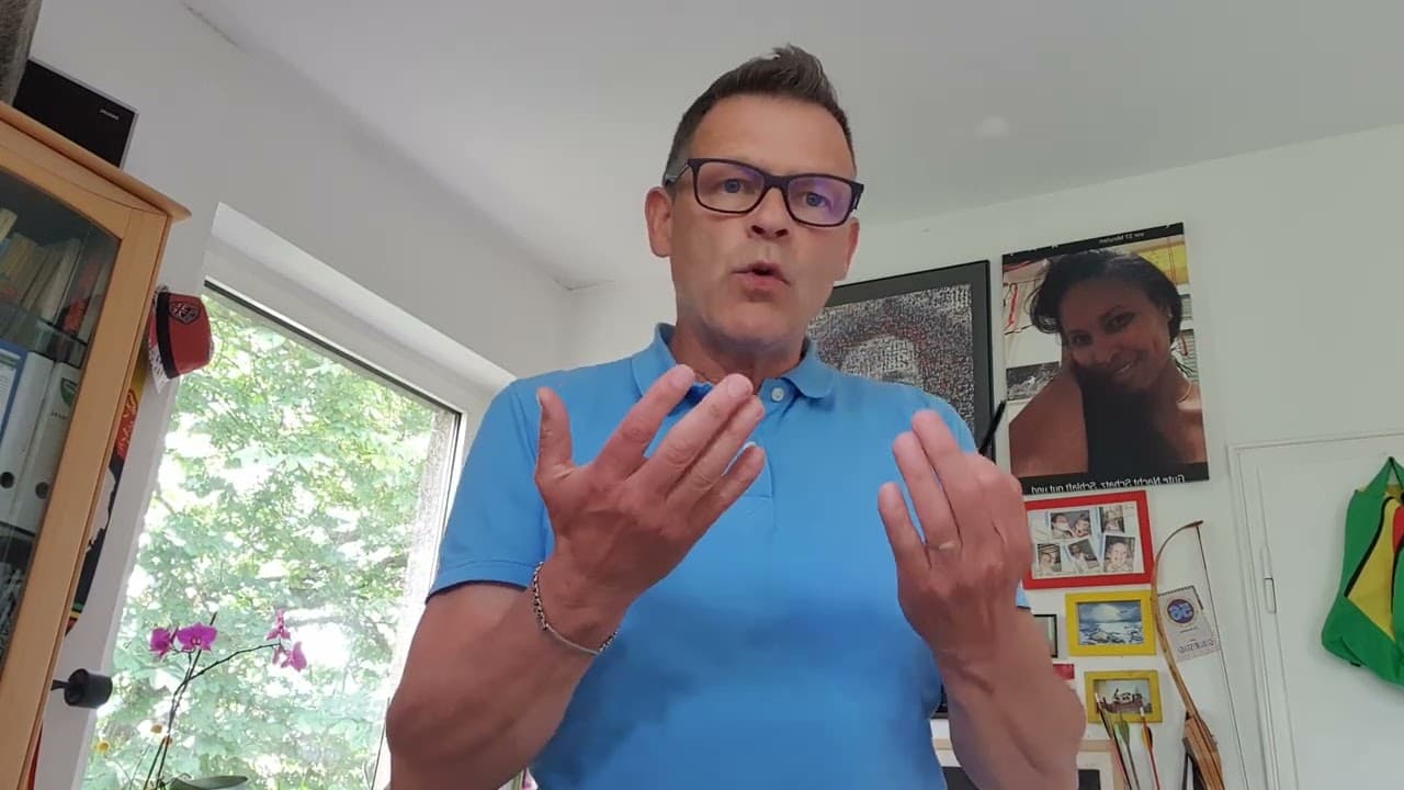Standbild aus Renés Film „Stottertherapie? Warum wir es anders nennen“ (2024)