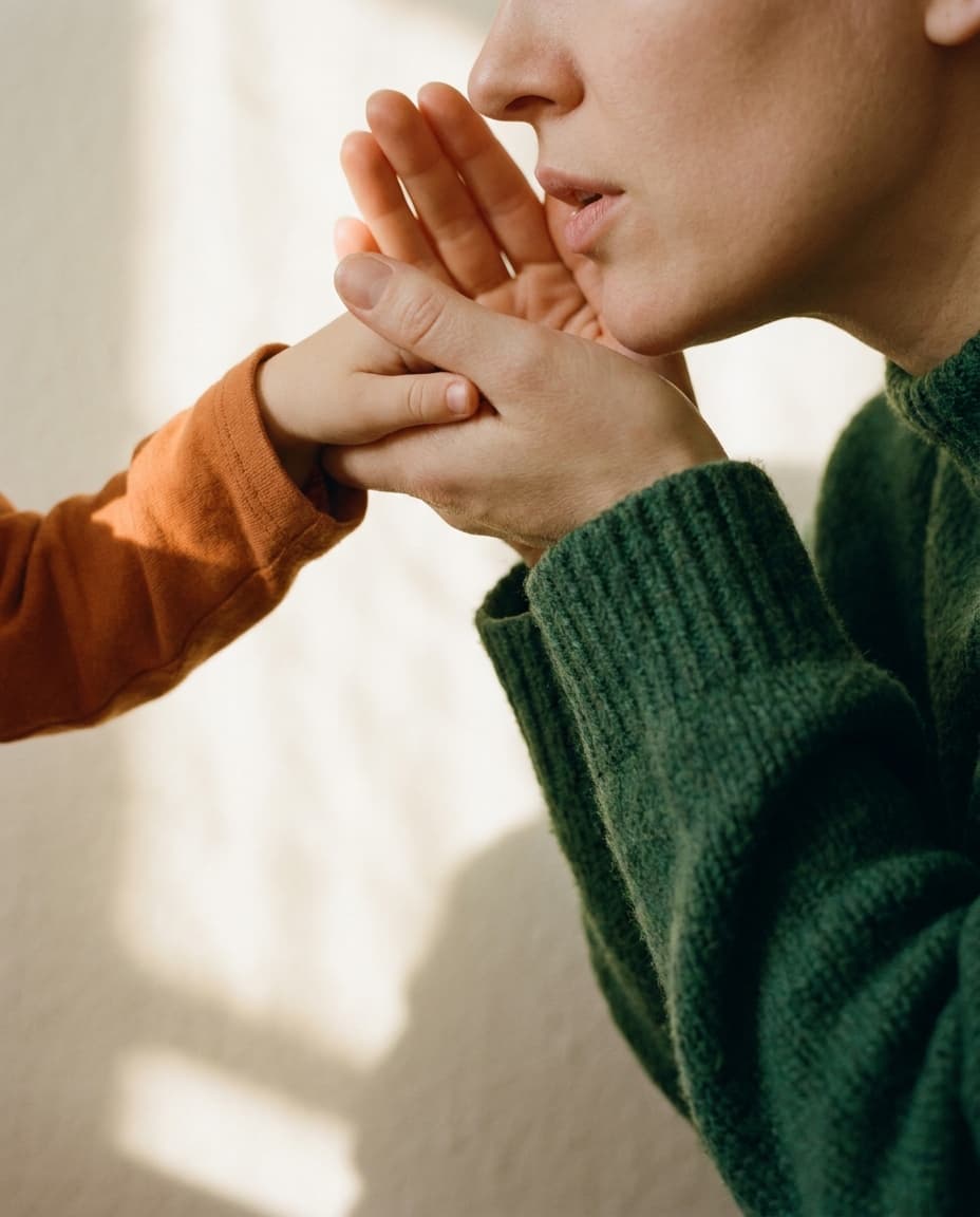 Logopädie in der CoKuK Kassel – Erwachsene und Kind im vertrauten Gespräch, Kommunikation die verbindet