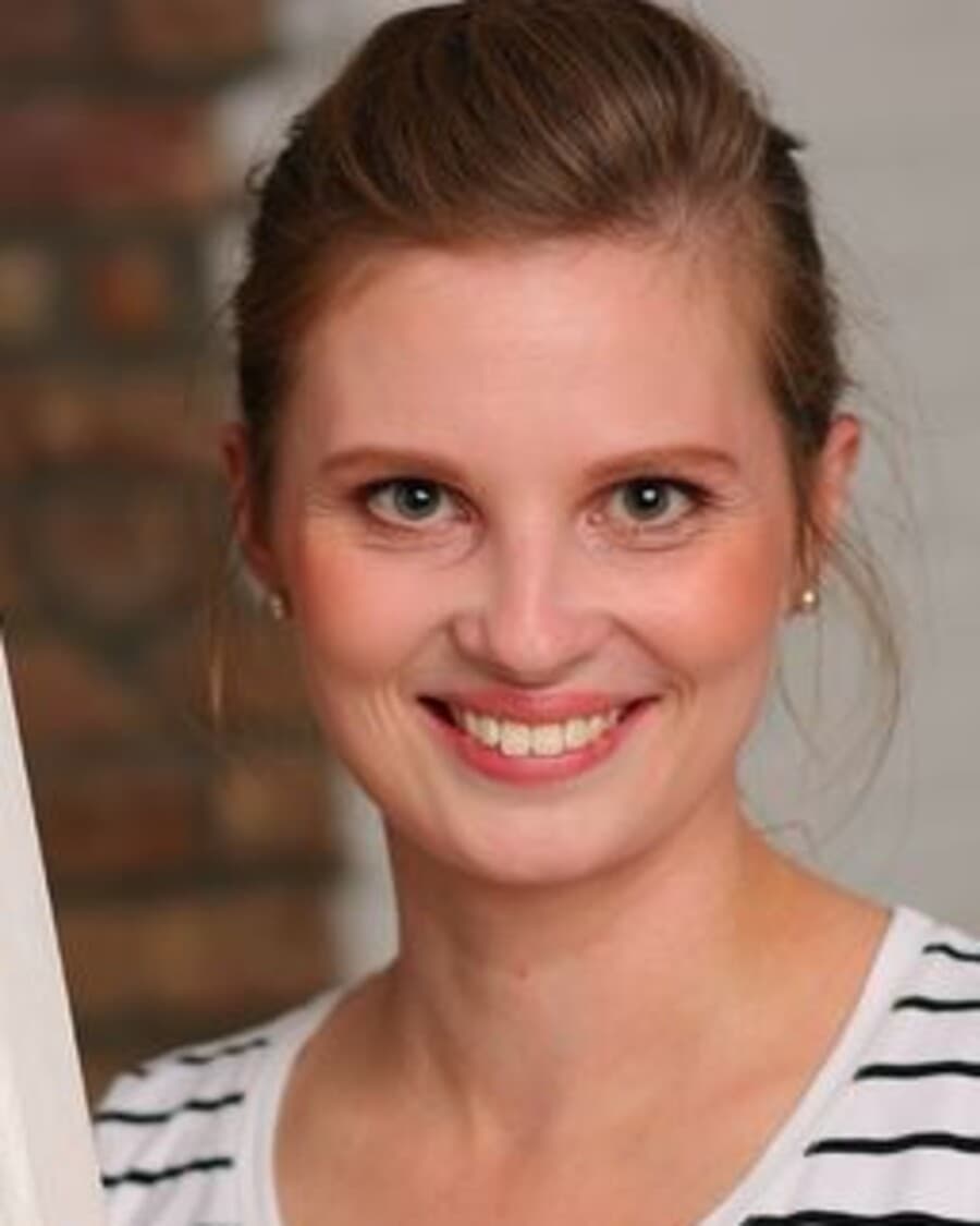 Lea aus dem Team der Logopädie in der CoKuK in Kassel – im gestreiften Oberteil