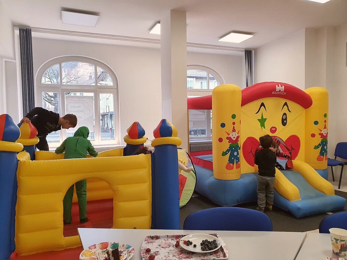 Heller Raum mit Hüpfburg für Kindergeburtstage